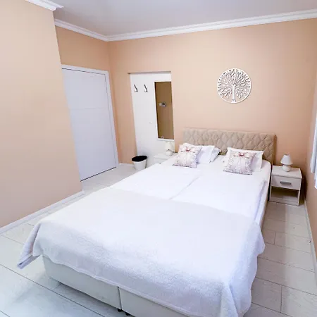 Camille Apartmanhouse 4*