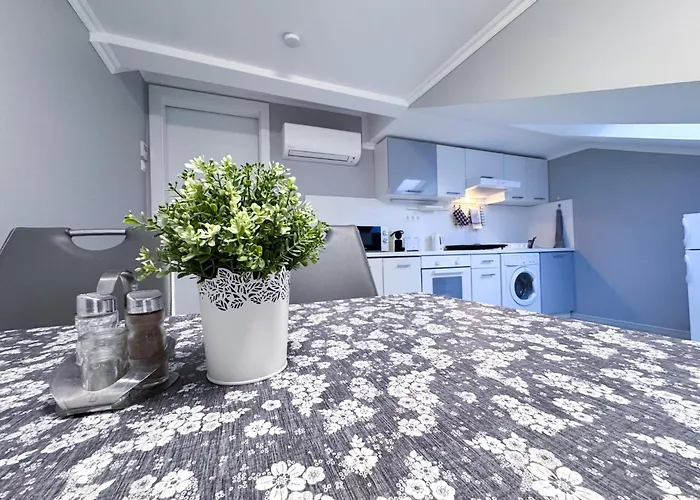 מלון דירות Camille Apartmanhouse 4*